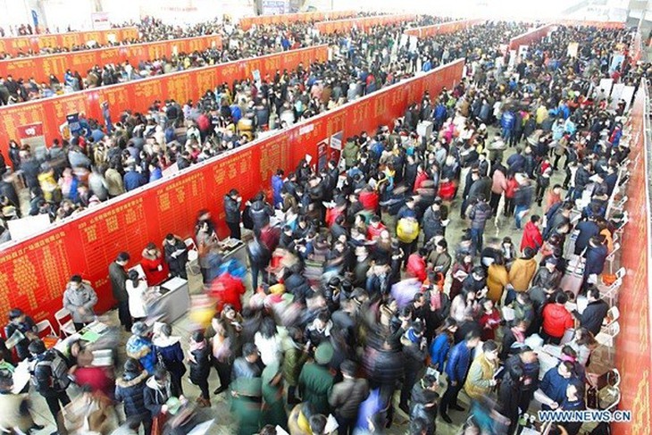 Choáng với dòng người tìm việc dài dằng dặc ở Trung Quốc 8