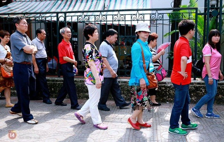 Hàng nghìn người xếp hàng vào viếng Lăng Chủ tịch Hồ Chí Minh nhân kỉ niệm Sinh nhật Người 8