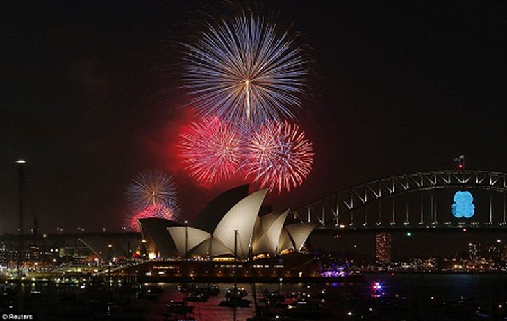 Người
dân Sydney sớm đổ ra đường từ sáng để tìm được cho mình một chỗ ngắm pháo hoa
ưng ý.