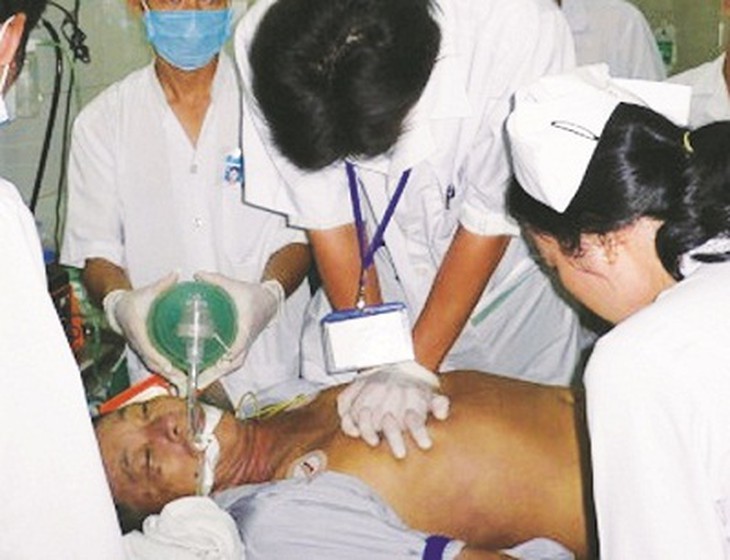 Bác sĩ thực hiện cấp cứu giành giật sự sống với tử thần.