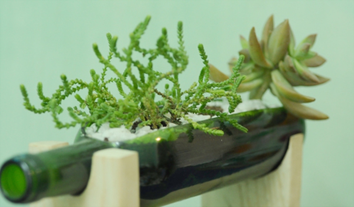 Các khách hàng thường đặt làm bình hoa từ những chai, lọ phế liệu