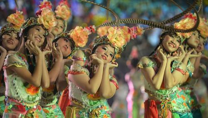 [Caption]Some of the 700 local dancers showing off their moves in a classical Chinese dance item at the parade