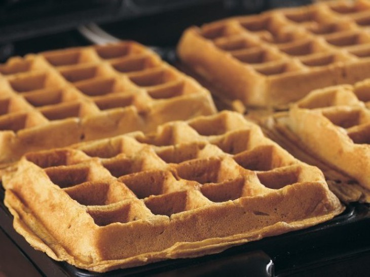 Tháng 4/2008, Tổng thống Obama đã khởi động chiến dịch tranh cử vào Nhà Trắng bằng món bánh waffle, xúc xích và nước cam tại một nhà hàng ở Pennsylvania. Ảnh: Getty Images.