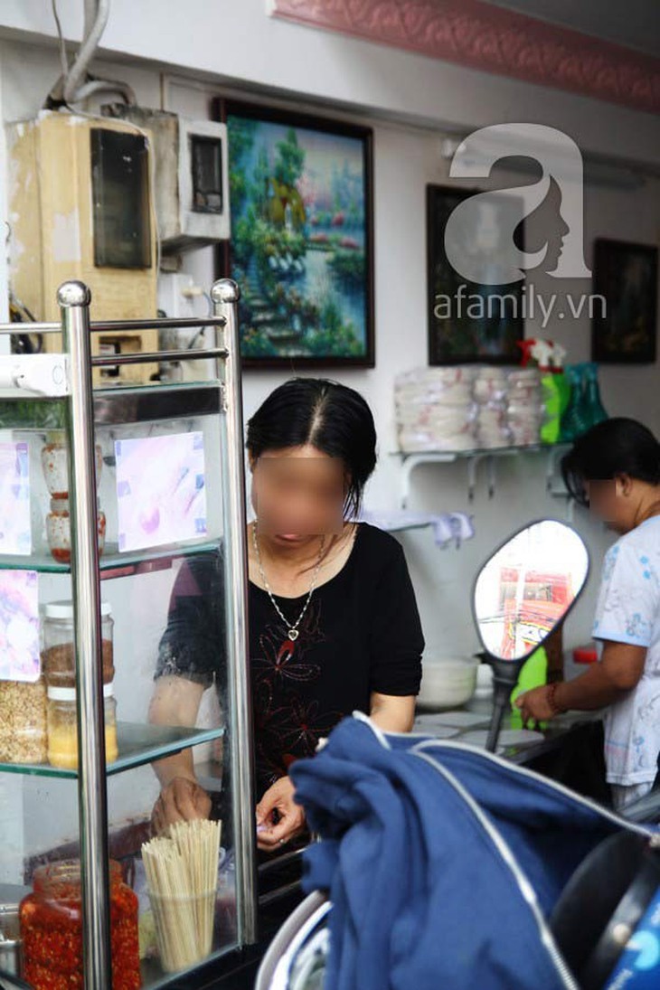 Tiệm bánh tráng trộn nổi tiếng bị nhân viên tố bán bánh và trứng chuột ăn nham nhở 9