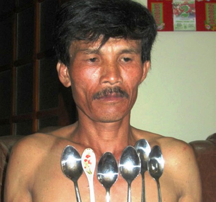 Anh Khải biểu diễn khả năng hút các đồ vật