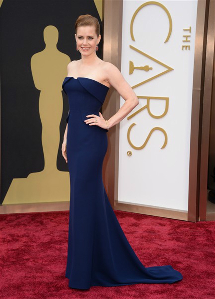 Amy Adams cũng thật rạng rỡ với nước da trắng hồng tự nhiên, mái tóc búi gọn gàng và chiếc đầm màu xanh đen lịch lãm làm nổi bật những đường cong quyến rũ của cơ thể.