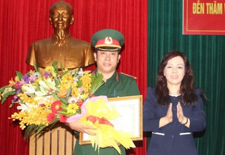 Bộ trưởng Nguyễn Thị Kim Tiến trao tặng Bằng khen của Bộ Y tế cho Trung úy - Điều dưỡng viên Doãn Anh Hùng.      Ảnh Trần Trang