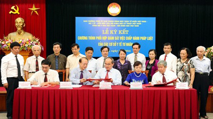 Chủ tịch Nguyễn Thiện Nhân, Bộ trưởng Nguyễn Thị Kim Tiến và lãnh đạo các đơn vị liên quan ký kết hợp tác             Ảnh: Từ Lương/VGP