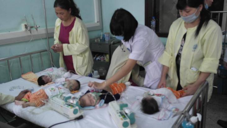 Quá tải bệnh nhân nặng khiến Bệnh viện Nhi Trung ương phải cho 4 bệnh nhi nằm chung giường và thở chung 2 máy thở.                             Ảnh: T.Bình