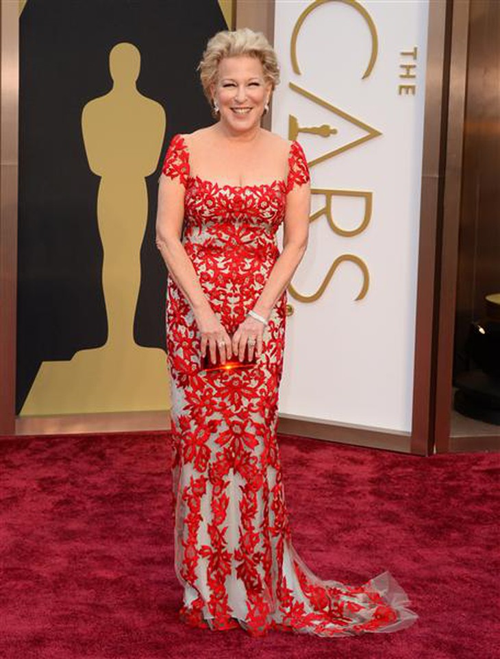 Không phải cứ trẻ mỗi là quyến rũ. Bette Midler vẫn hết sức hấp dẫn ở cái tuổi đã lên chức bà.