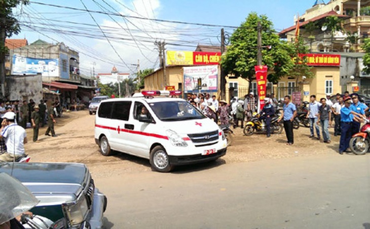 Xe cứu thương đưa nạn nhân đi cấp cứu                                        Ảnh:Dân trí