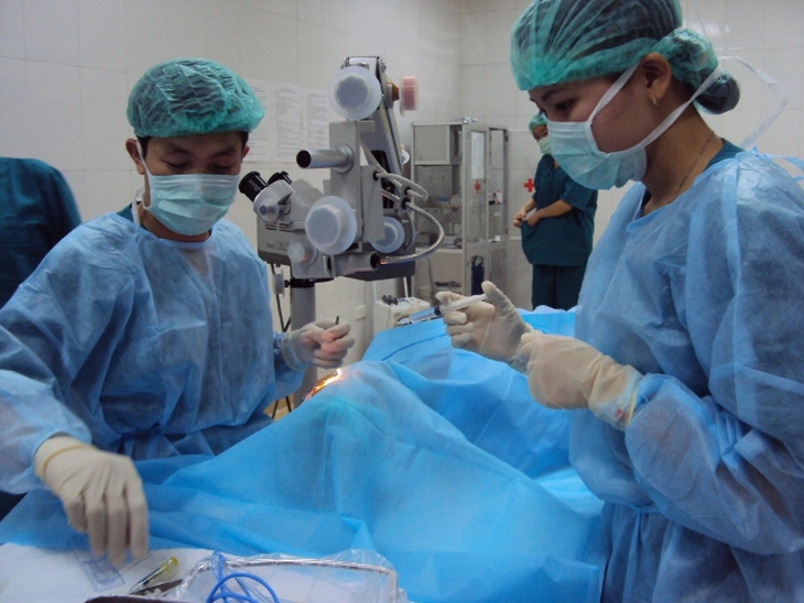 Mổ mắt bằng phương pháp Phaco cho người cao tuổi ở Bệnh viện Mắt Bắc Trung Nam