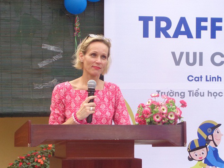 Đại sứ Thụy Điển gửi lời chào mừng tới các thầy cô giáo và các em học sinh trường Cát Linh, Hà Nội.