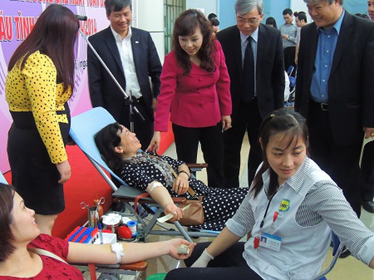 GS.TS. Nguyễn Thị Kim Tiến - Bộ trưởng Bộ Y tế động viên người tham gia HMTN tại Bộ Y tế. Ảnh: Nguyễn Hoàng
