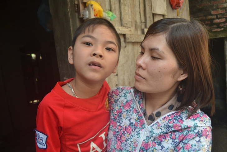 Nỗi đau của người mẹ trẻ khi nhìn con giành giật sự sống với bệnh tật.