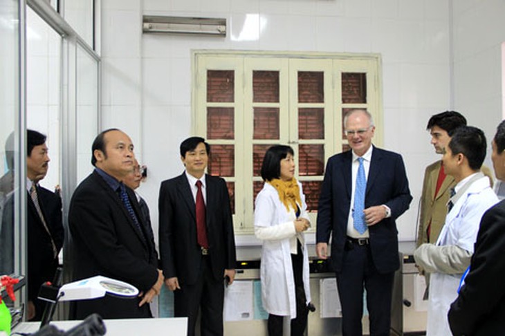 Đại sứ EU thăm Trung tâm y tế dự phòng tỉnh Bắc Giang, nơi được EU tài trợ trong khuôn khổ dự án 'Hỗ trợ nâng cao năng lực ngành y tế' 2009-2014