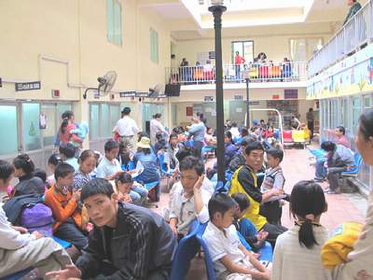 Ngành y tế đang quyết liệt thực hiện giảm tải bệnh viện.    Ảnh T.M