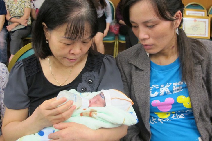 Sản phụ Hương (bên phải) và con đã ổn định sức khoẻ.