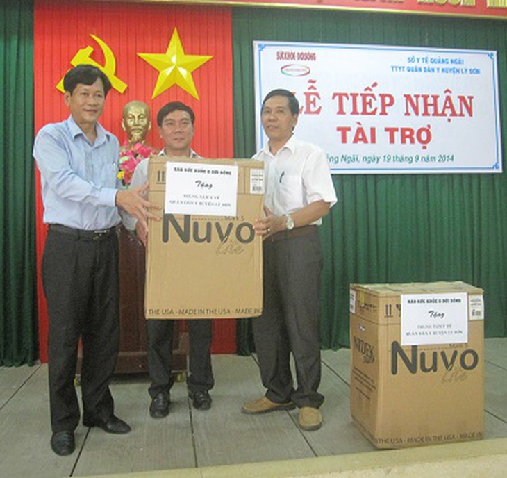 BS. Trần Sĩ Tuấn, Tổng biên tập báo Sức khỏe & Đời sống trao tặng trang thiết bị y tế cho TTYT QDY huyện Lý Sơn.