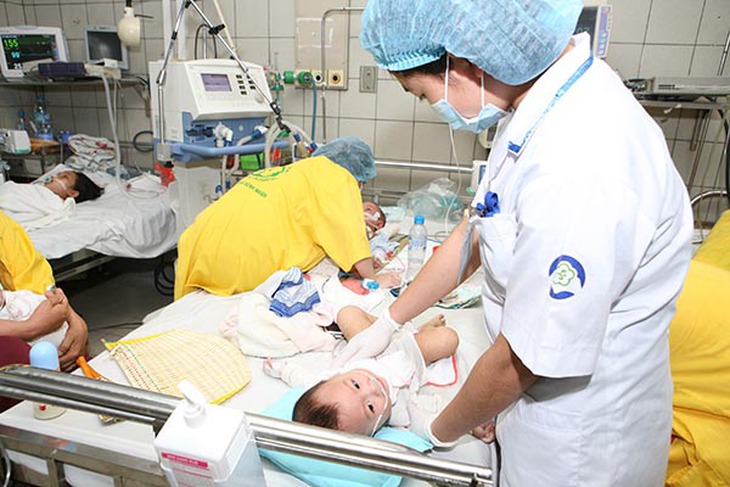 Điều trị cho bệnh nhân sởi tại Khoa Nhi, BV Bạch Mai. Ảnh: T.Minh.