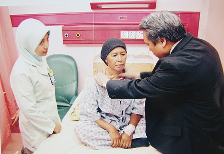 TS.BS. Trần Ngọc Lương khám cho bệnh nhân tại Malaysia.