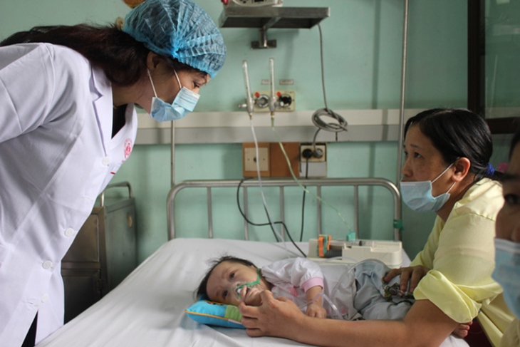 Bộ trưởng Nguyễn Thị Kim Tiến thăm bệnh nhi mắc sởi tại BV Nhi TW ngày 16/4. Ảnh: A.Tuấn