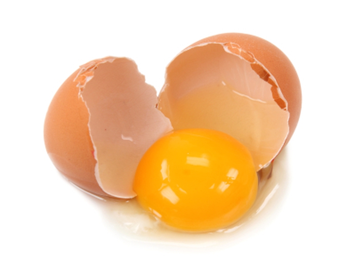 Nên hạn chế ăn mỡ động vật và lòng đỏ trứng gà để vì cholesterol có nhiều trong những thực phẩm này.