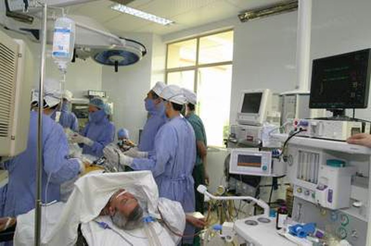 Mổ nội soi tại BV TW quân đội 108.             Ảnh. TM