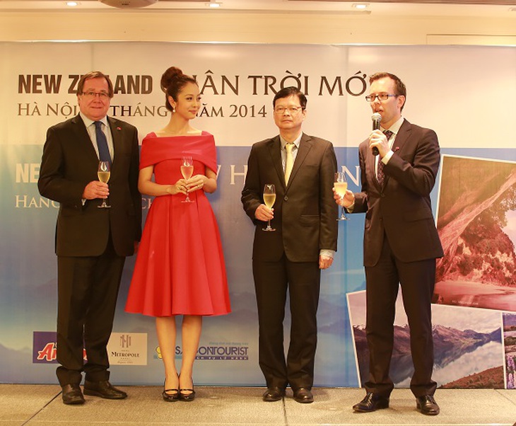 Ngoại trưởng New Zealand (thứ nhất bên trái) và Jennifer Phạm cùng nâng cốc chúc mừng cuộc thi 