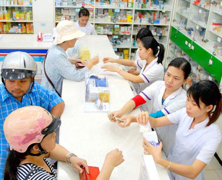 Nhân viên bán hàng tư vấn về cách sử dụng thuốc an toàn cho người tiêu dùng (Ảnh mang tính chất minh họa)