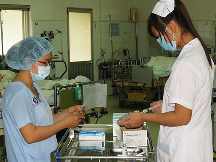 Chuẩn bị thuốc để tiêm cho người bệnh. (Ảnh mang tính chất minh họa. Ảnh NLD)
