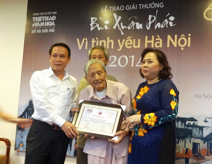 Cụ Vũ Tuân Sán nhận bằng chứng nhận, kỷ niệm chương “Giải thưởng Lớn – Vì tình yêu Hà Nội” do bà Nguyễn Thị Bích Ngọc - Phó Chủ tịch UBND TP. Hà Nội (phải) và ông Nguyễn Đức Lợi (trái) - Tổng Giám đốc TTXVN trao tặng.