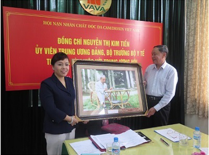 GS.TS. Nguyễn Thị Kim Tiến - Bộ trưởng Bộ Y tế tặng quà cho Hội Nạn nhân chất độc&nbsp;da cam/dioxin&nbsp;Việt Nam.&nbsp;Nguồn moh.org.vn