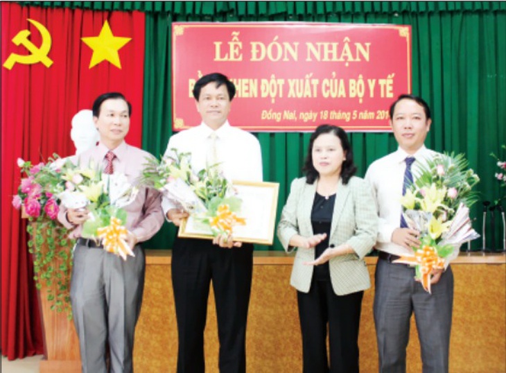 Thứ trưởng Bộ Y tế Nguyễn Thị Xuyên tặng bằng khen và tiền mặt đột xuất cho BVĐKKV Định Quán, Đồng Nai. Ảnh: PV