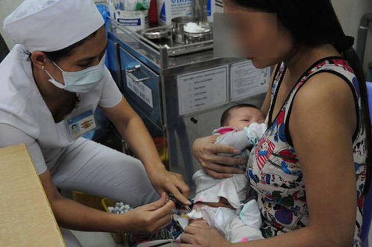 Trẻ em đang được tiêm chủng vắc xin để phòng, ngừa dịch bệnh.