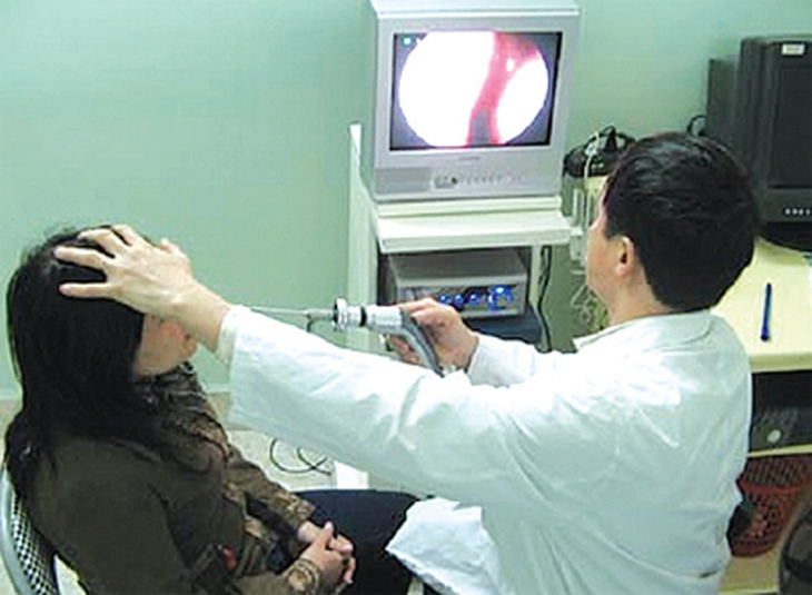 Khám mũi để tìm tác nhân gây viêm xoang, viêm mũi  (ảnh có tính chất minh họa)