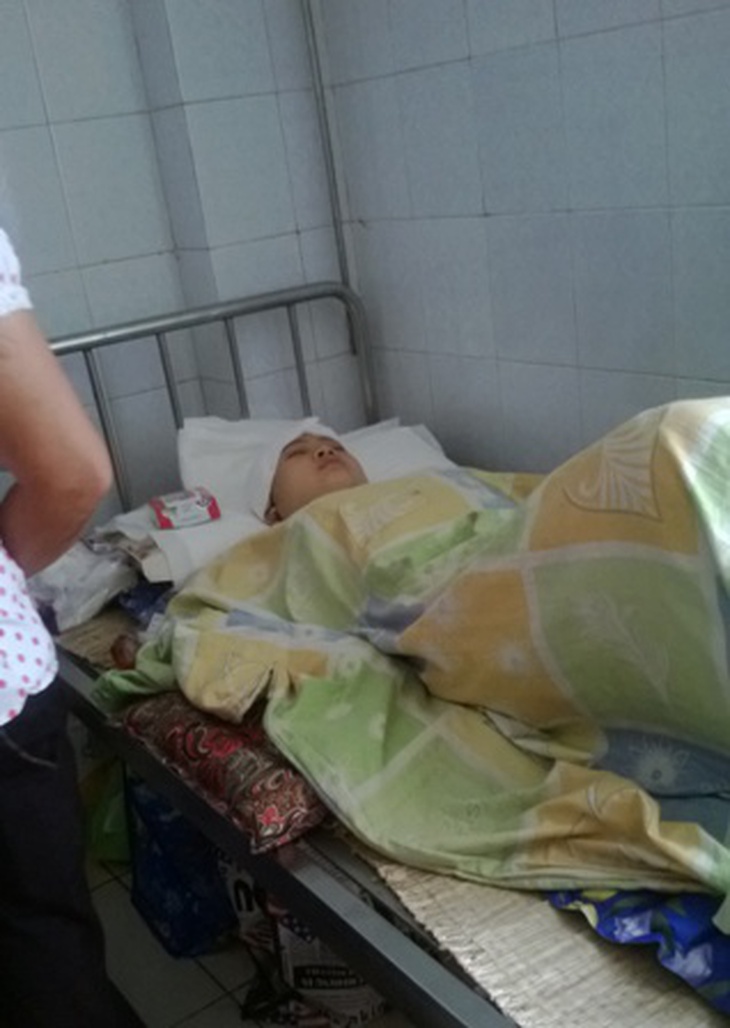 Chị Mai đang được các bác sĩ tại Bệnh viện Đa khoa tỉnh Thanh Hóa tích cực cứu chữa