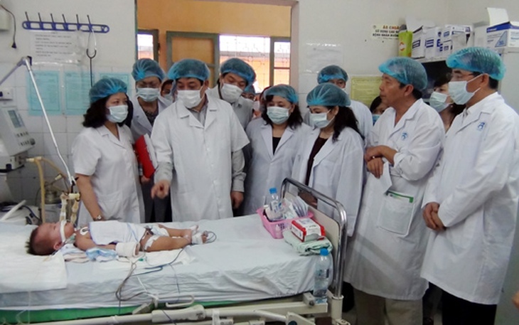 Bộ trưởng Y tế kiểm tra công tác khám chữa bệnh nhân sởi tại Bệnh viện Xanh Pôn. Ảnh:KTDT