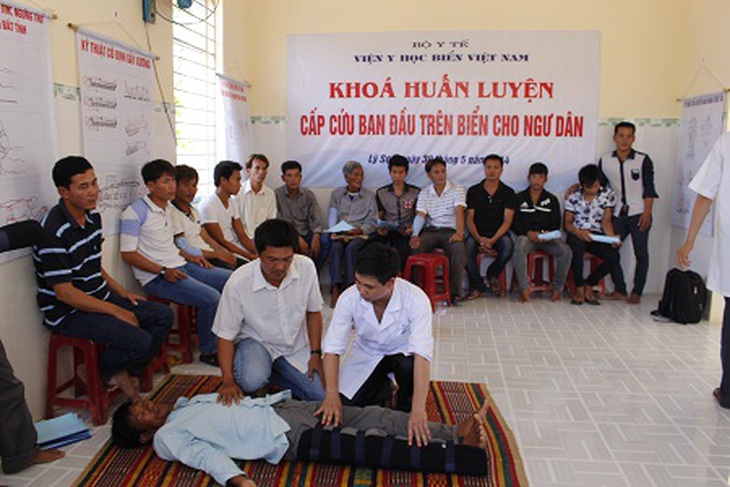 Các bác sĩ Bệnh viện Y học biển Việt Nam đang tập huấn cho các ngư dân huyện đảo Lý Sơn sơ cấp cứu ban đầu.
