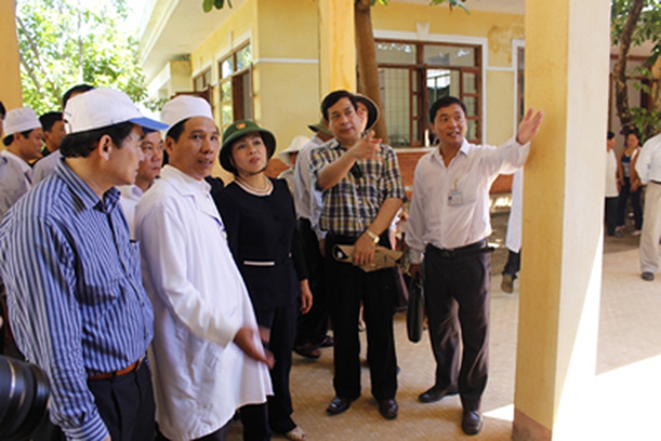 Bộ trưởng và đoàn công tác kiểm tra công trình y tế trên đảo Lý Sơn.