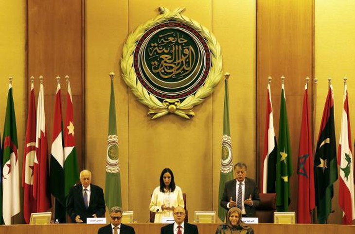 Các đại biểu cầu nguyện cho các nạn nhân trong vụ xung đột ở dải Gaza trong một phiên họp bất thường của Liên đoàn Arap hôm 14/7.