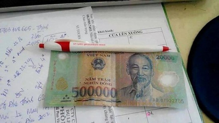 Hình ảnh được dân mạng chia sẻ, khuyến cáo về chiêu lừa mới. Với cách thức này, những kẻ lừa đảo sẽ biến các tờ 20.000 đồng thành tờ 500.000 đồng với một vài bước đơn giản.