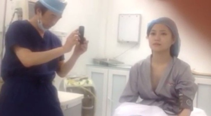 Ca sĩ Hương Tràm bị một cơ sở thẩm mỹ viện tung ảnh phẫu thuật.