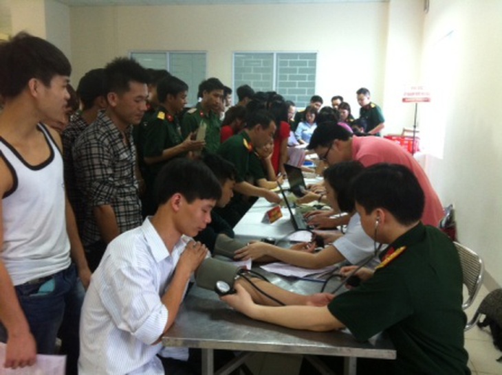Rất đông cán bộ chiến sĩ BV 354 và học viên Trường CĐ nghề 18 chờ khám tư vấn để tham gia hiến máu