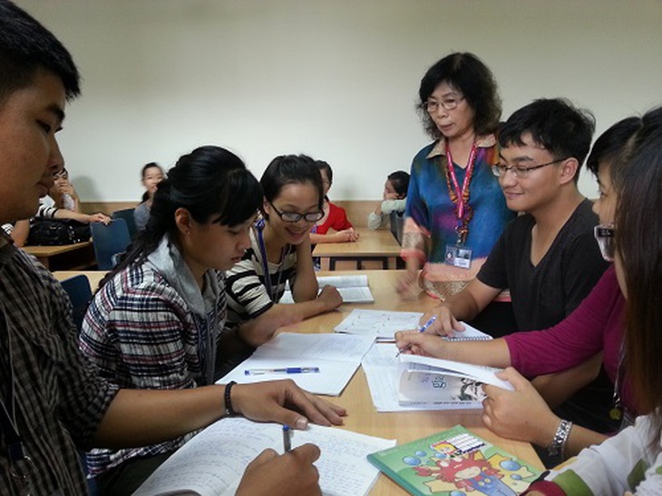 GS. Quý hướng dẫn sinh viên Trường đại học Thăng Long phương pháp nghiên cứu về vấn đề gia đình Việt Nam hiện nay.
