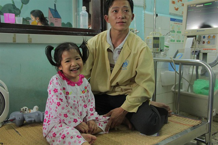 5.	Cha con cháu bé Phàn Mẩy Phàn vui vẻ trở lại sau những ngày chiến đấu với căn bệnh quái ác