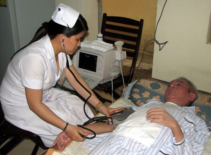 Chăm sóc bệnh nhân tại nhà. Ảnh: 24h.com