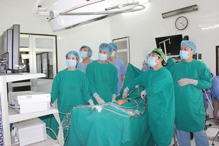 Các bác sĩ BV Nhi TW chuyển giao kỹ thuật ngoại khoa tại BV Sản Nhi Ninh Bình.&nbsp;Ảnh: BV Nhi TW