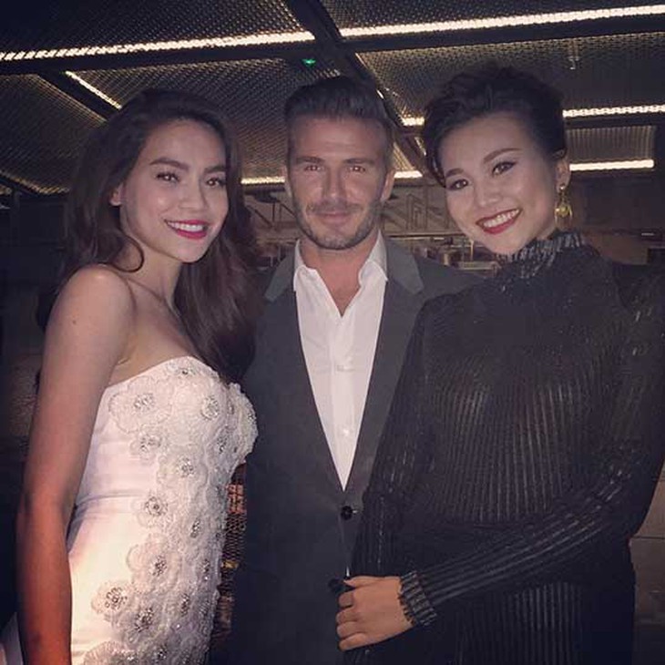 Hồ Ngọc Hà, Thanh Hằng rạng rỡ khi chụp ảnh cùng David Beckham khi danh thủ này tới Sài Gòn.