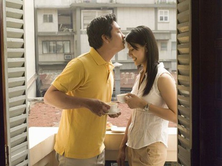 Hôn nhẹ lên mái tóc thay lời muốn nói sẽ khiến nàng rất cảm động vì tình yêu của bạn dành cho nàng 